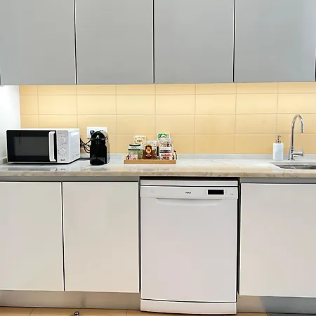 Δωμάτια σε οικογενειακή κατοικία Cozy With Privative Bathroom On Rua Augusta