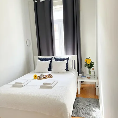 Private In A Historic Building On Rua Augusta Проживание в семье